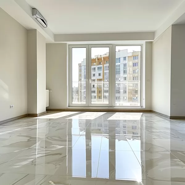 Minimalistinio stiliaus kambarys su kokybiškai išdažytomis lubomis bei sienomis.